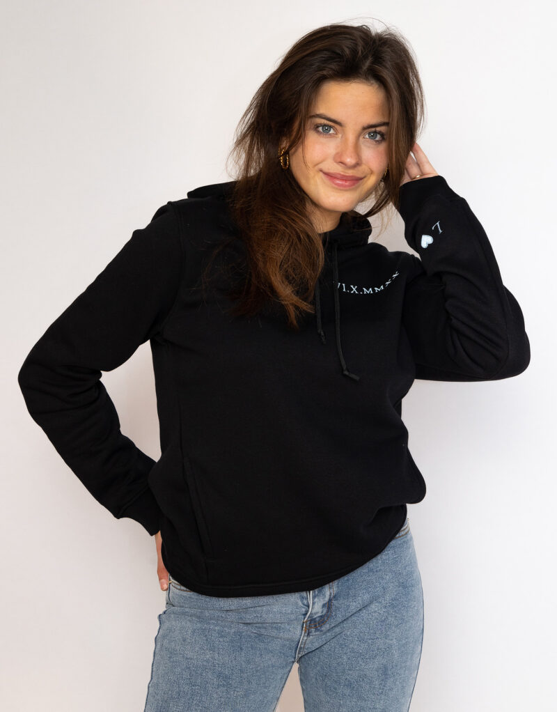 Gepersonaliseerde hoodie Romeinse cijfers & letter op de mouw - Afbeelding 5