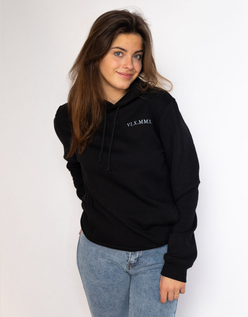 Gepersonaliseerde hoodie Romeinse cijfers & letter op de mouw - Afbeelding 7