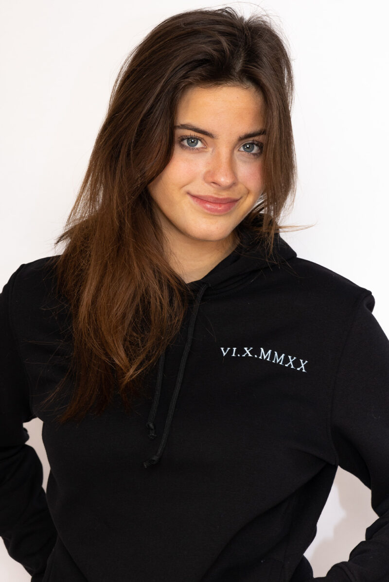Gepersonaliseerde hoodie Romeinse cijfers & letter op de mouw - Afbeelding 2