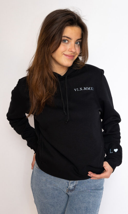 Gepersonaliseerde hoodie Romeinse cijfers & letter op de mouw
