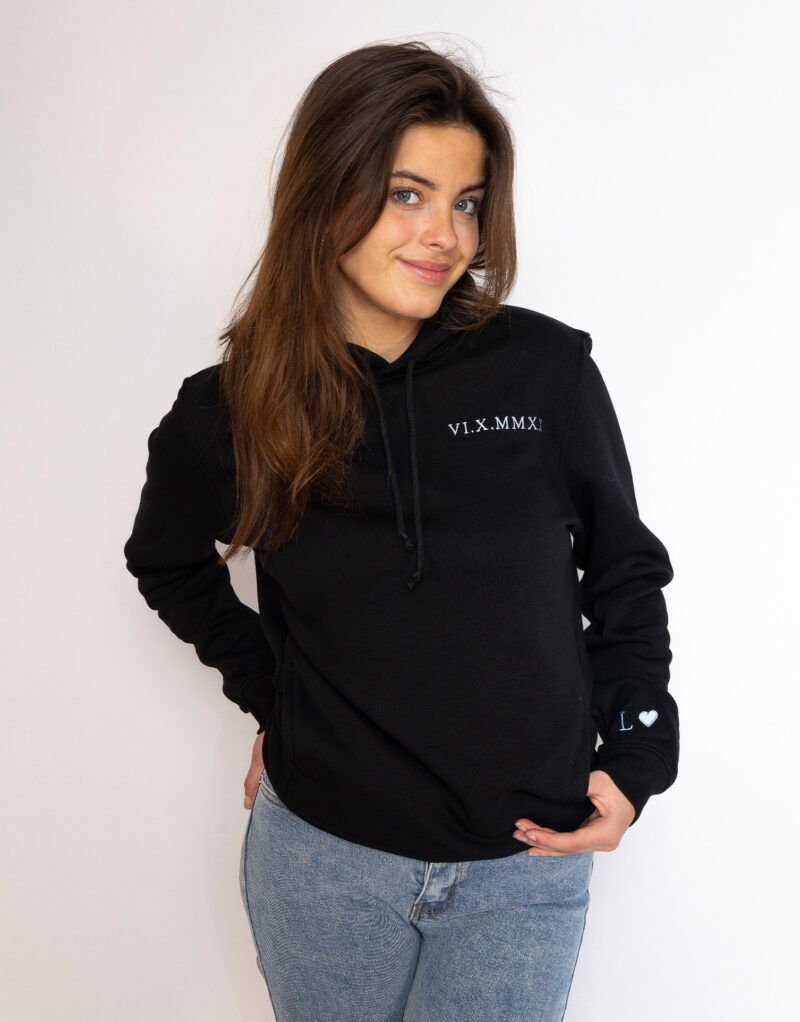 Gepersonaliseerde hoodie Romeinse cijfers & letter op de mouw