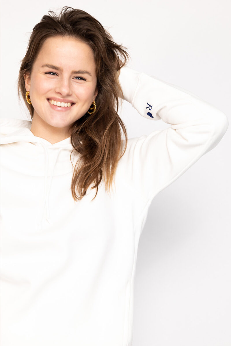 Gepersonaliseerde hoodie eigen letter & hartje mouw - Afbeelding 2