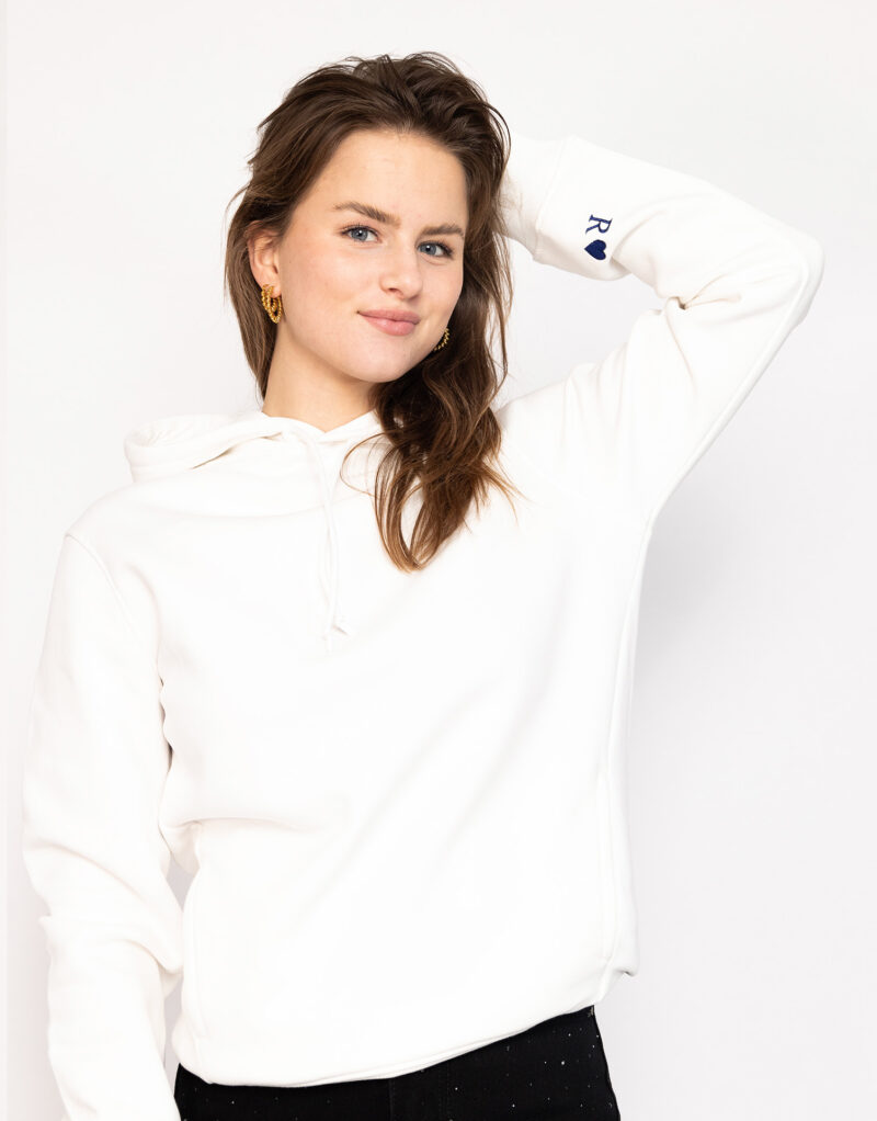 Gepersonaliseerde hoodie eigen letter & hartje mouw